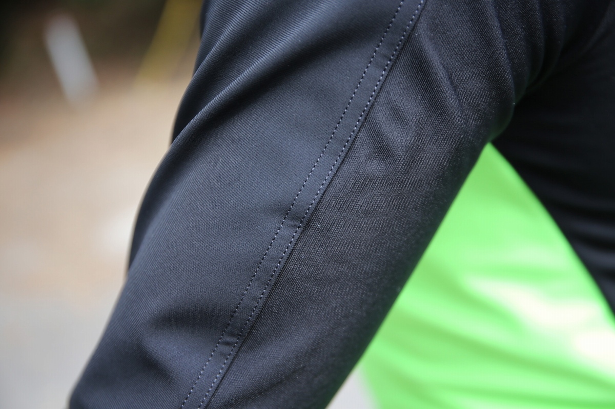 袖の部分も前面が防風素材、後ろ側は通気性の高い素材になっている