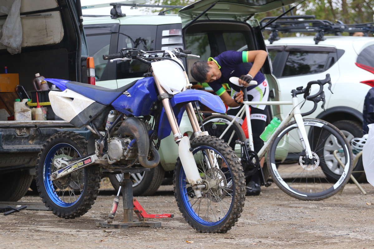 モトクロスバイクと自転車が同じ会場に並ぶ