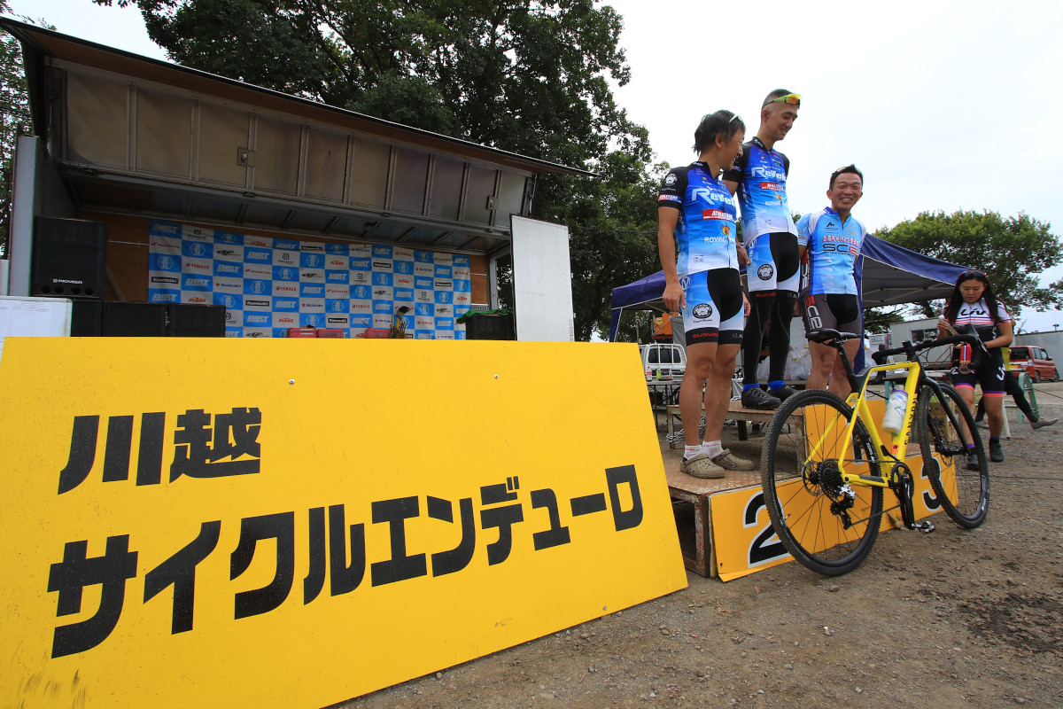 1~3位までが表彰台に上がる、クラスも細かく分けられたくさんの人が景品を受け取った