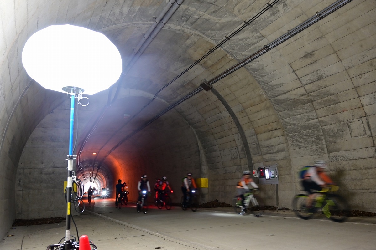 トンネル内には白熱照明が設置され安全性を高める