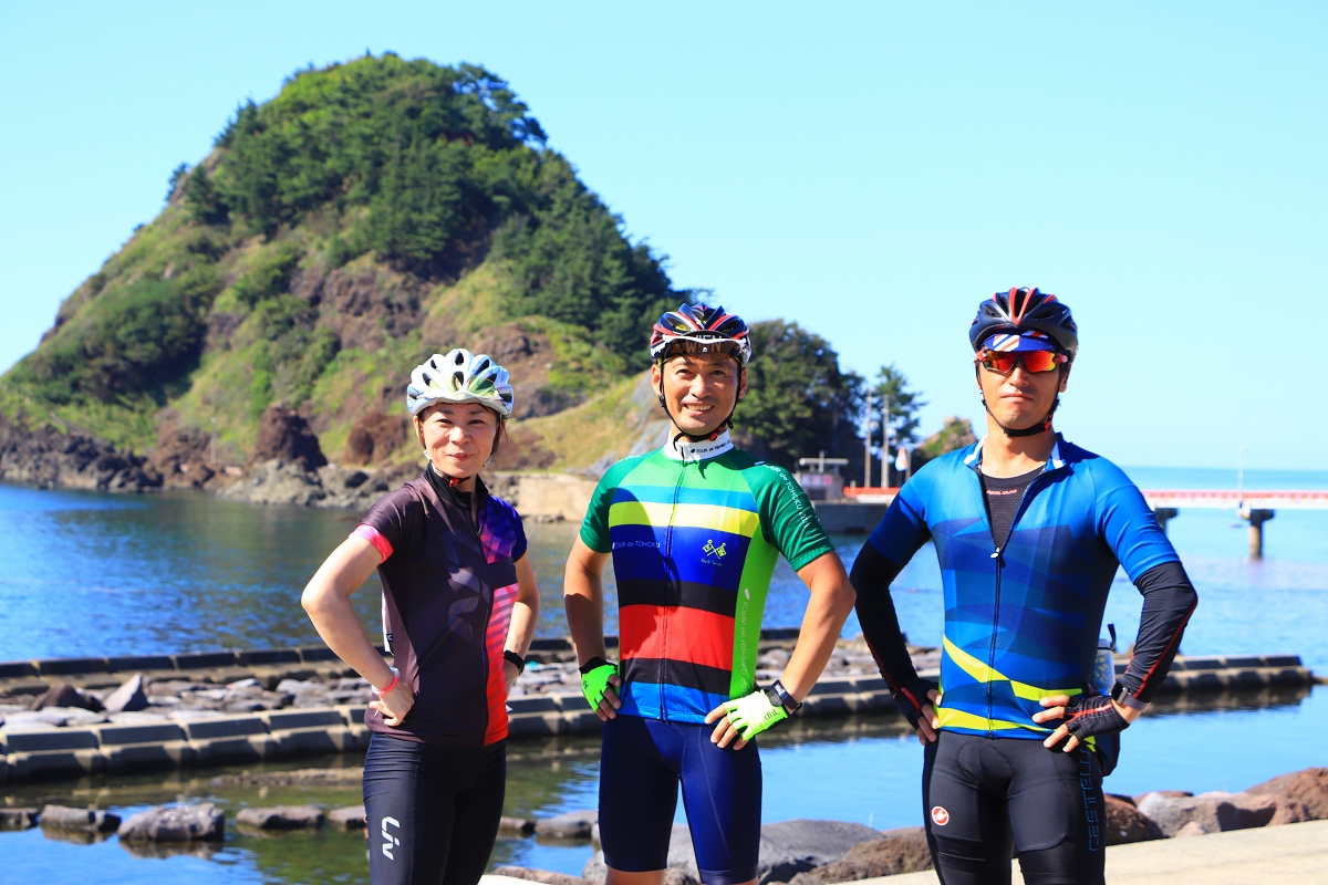 東北の江の島と呼ばれる白山島の絶景をバックに記念撮影