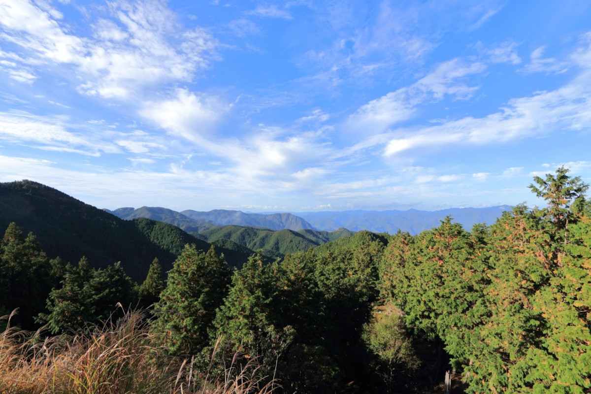 熊野の山々が広がっている