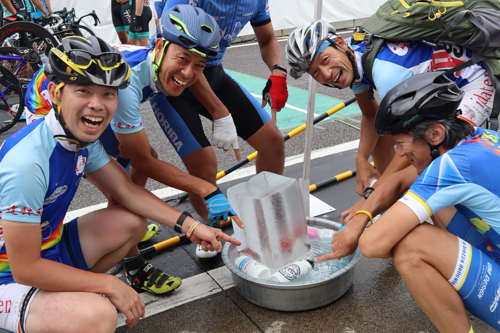 ピットレーンには氷の柱が用意されていました！