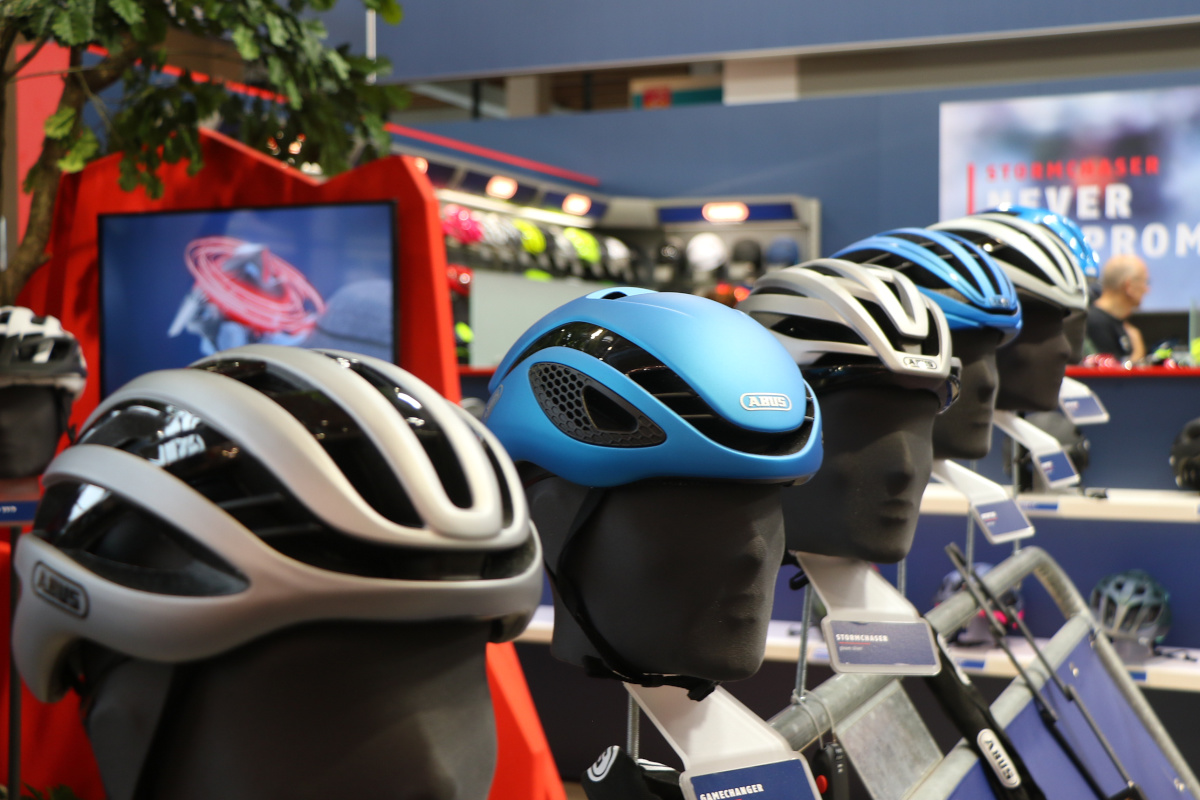 近年ハイパフォーマンスなヘルメット展開に力を入れるABUS