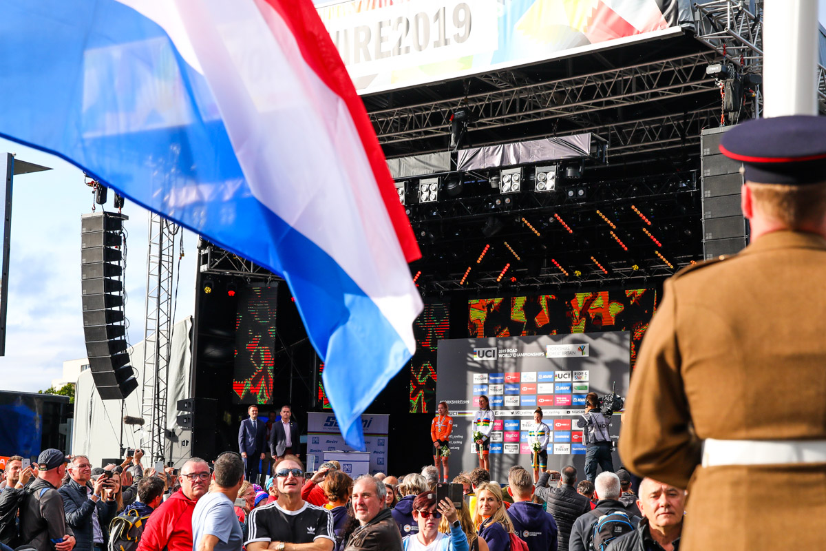 2つのオランダ国旗がハロゲートに掲げられる
