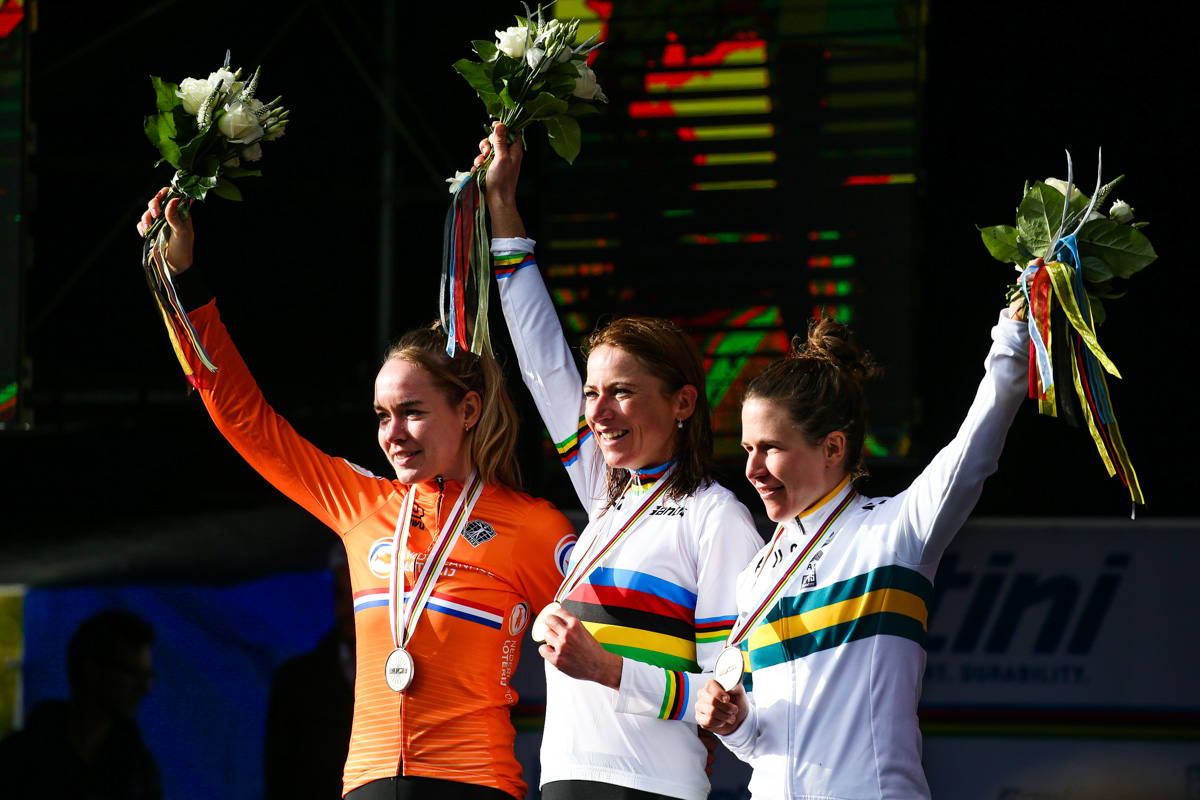 2位アンナ・ファンデルブレッヘン（オランダ）、1位アネミエク・ファンフルーテン（オランダ）、3位アマンダ・スプラット（オーストラリア）