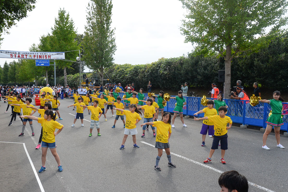 スタートセレモニーで子供達のダンスが披露された