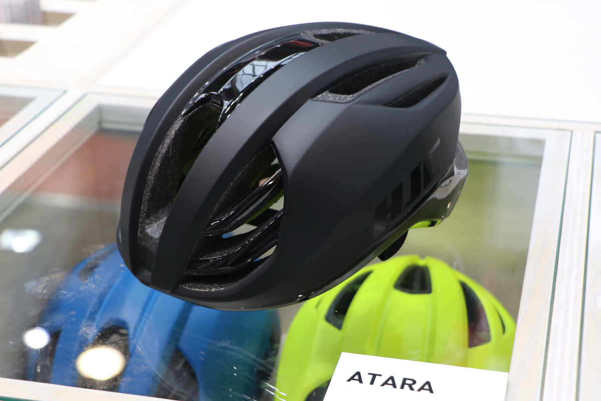 ブランド初のエントリーグレードヘルメット「ATARA」も登場