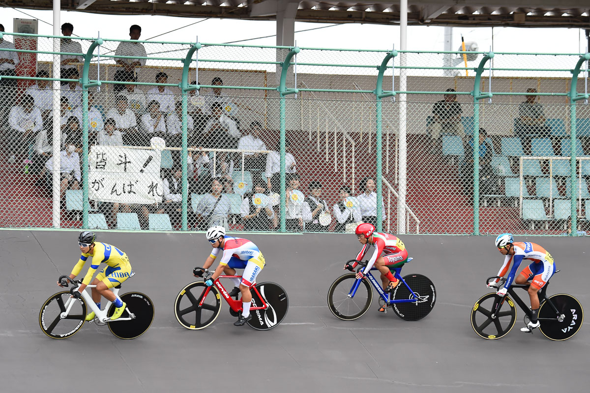 少年男子スクラッチ決勝　取手第一高校の木村皆斗をクラスメイトが応援