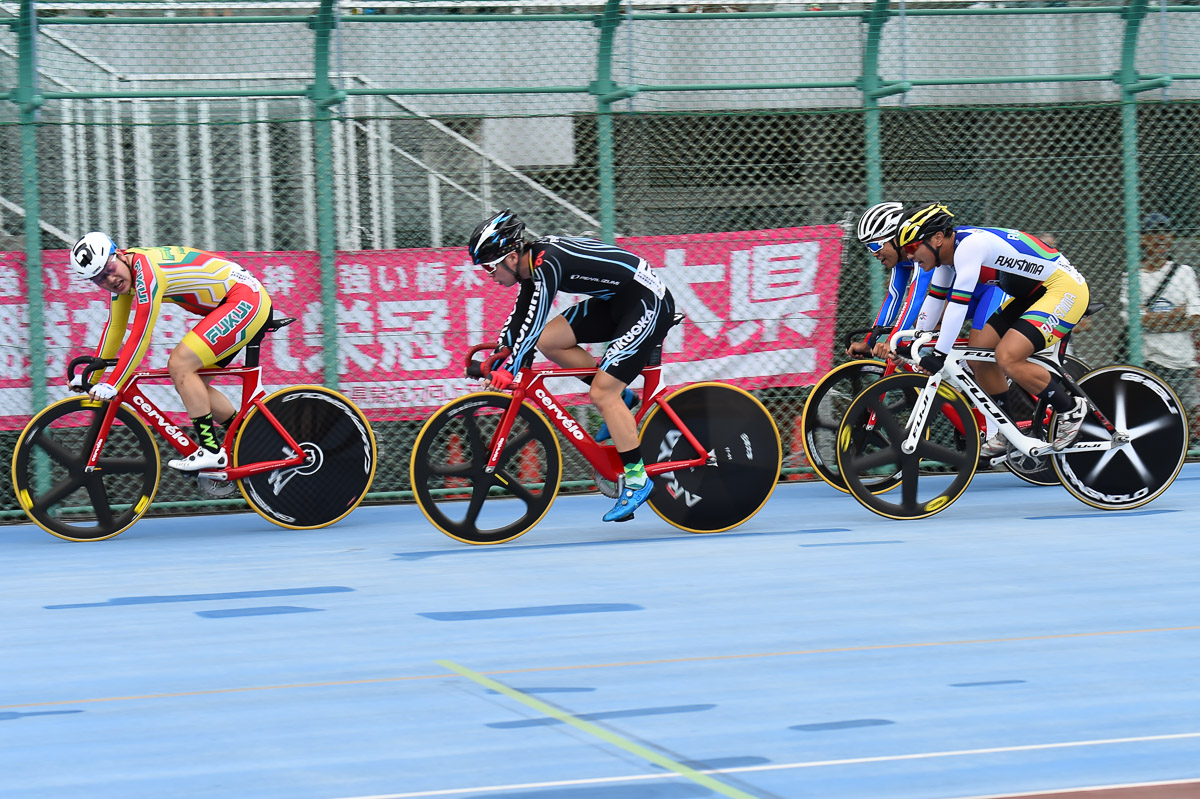 成年男子スクラッチ決勝　終盤に先行した4名での勝負に