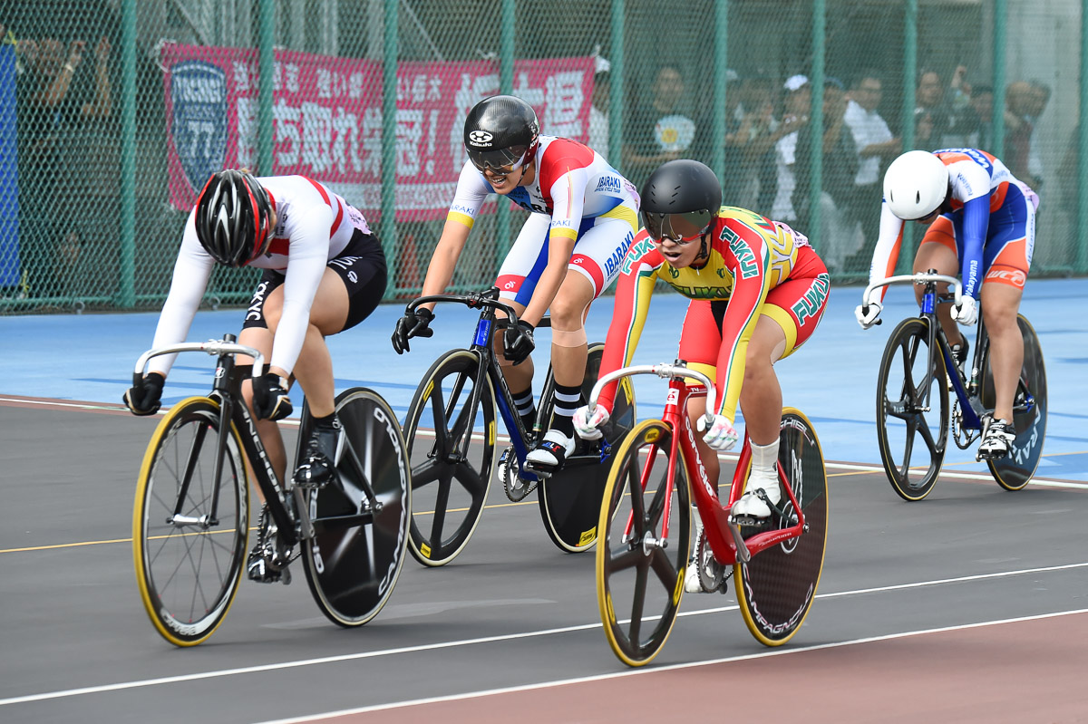 女子ケイリン決勝 石井寛子(東京、写真左)が優勝