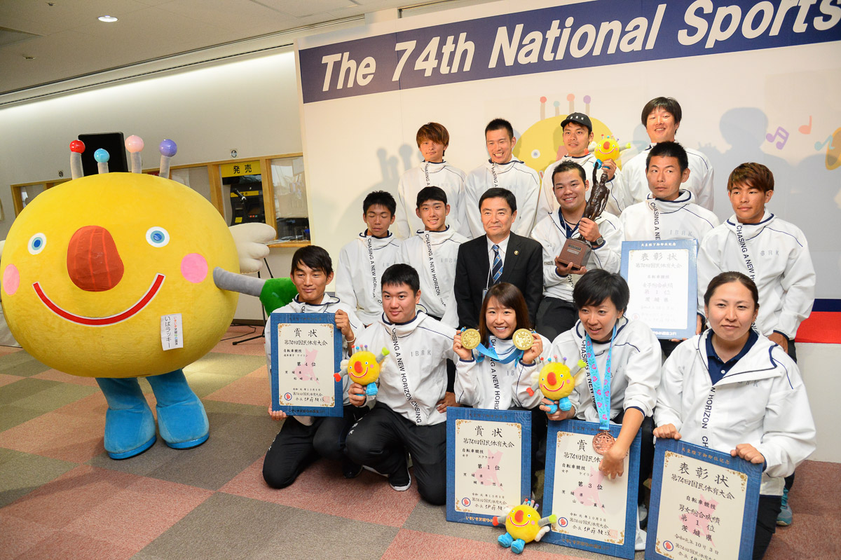 男女総合優勝した茨城県チームと藤井信吾取手市長といばラッキーで記念撮影
