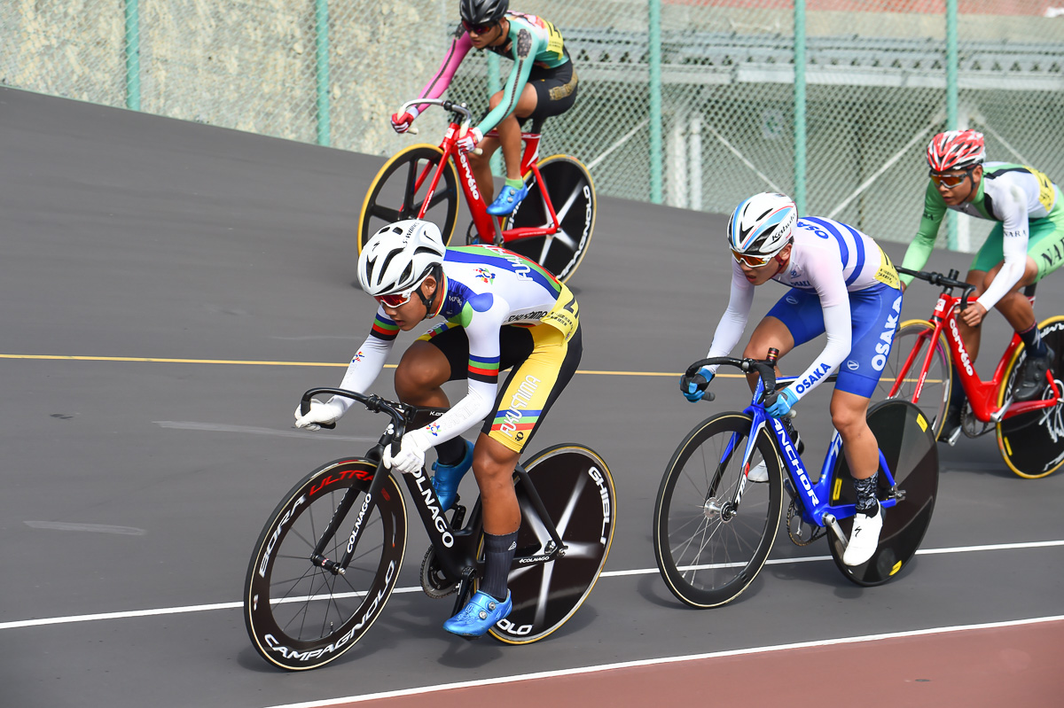 少年男子ポイントレース決勝 序盤からポイントを取り合う邊見竜馬(福島県・写真左)と天野壮悠(大阪府)