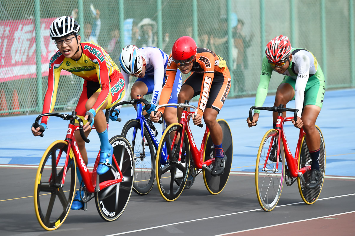 少年男子ポイントレース決勝 フィニッシュを獲った片岡遼真(福井県)が逆転優勝