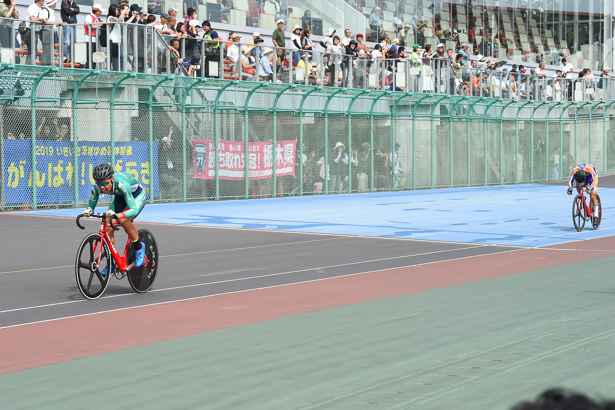 成年男子ポイントレース決勝 最終周回、先行する2人を追って抜け出した石原悠希(栃木県)を小出樹(長野県)が追走
