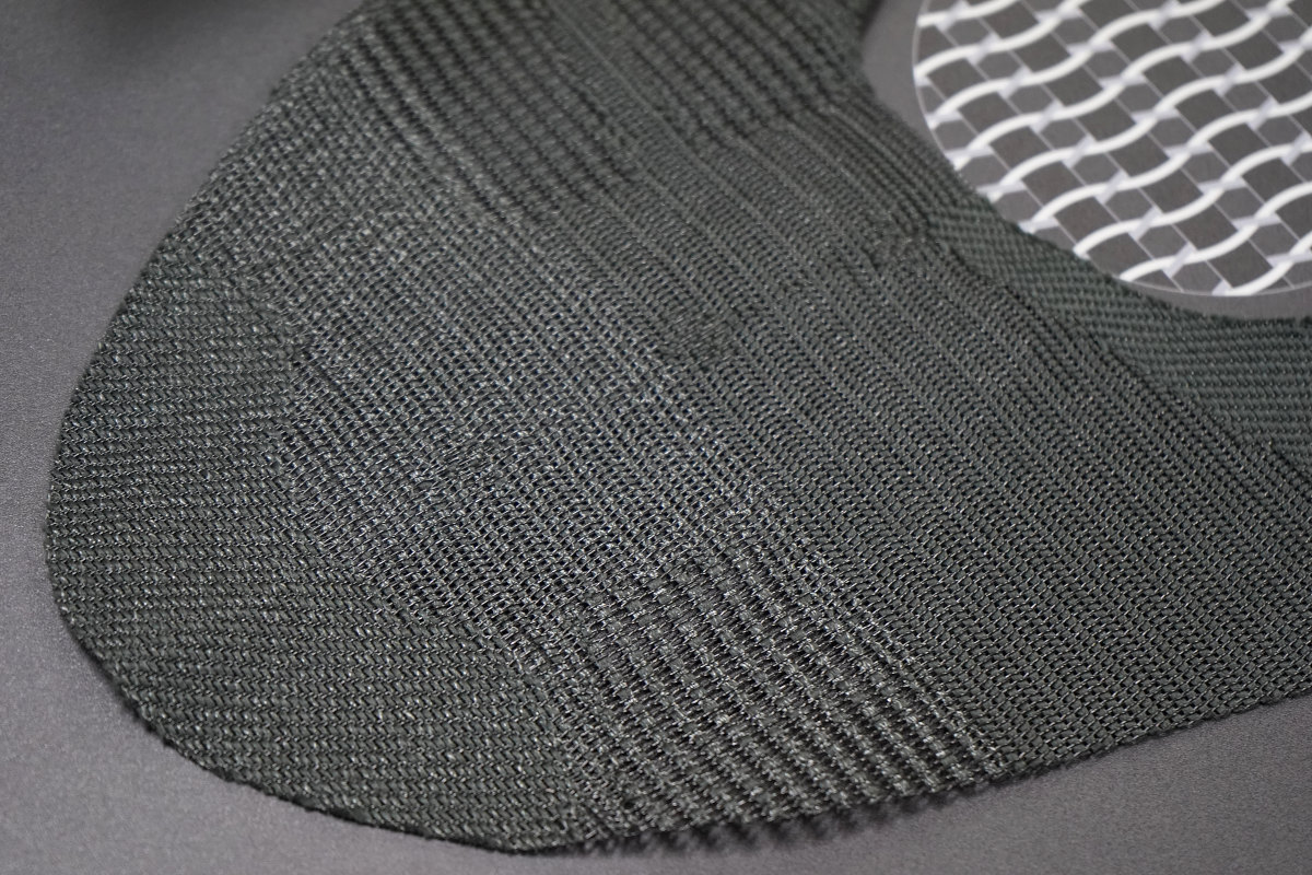 アッパーは各箇所によって編み目の密度を変えており、剛性や柔軟性をコントロールしている
