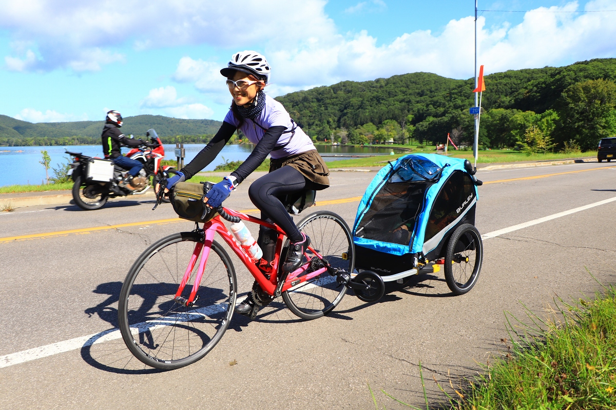 トレーラーを引く絹代さん 母は強し