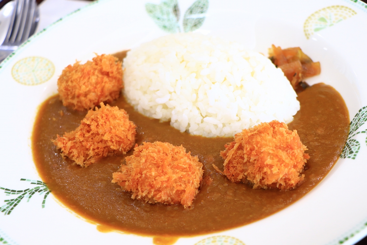 特大のホタテフライが入ったカレー！めっちゃおっきくないですか？