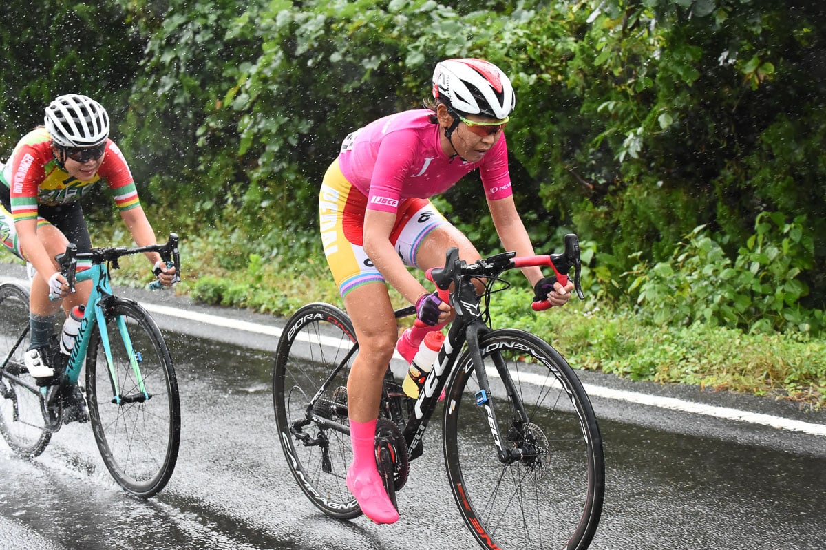 大雨の中を走る唐見実世子（弱虫ペダルサイクリングチーム）