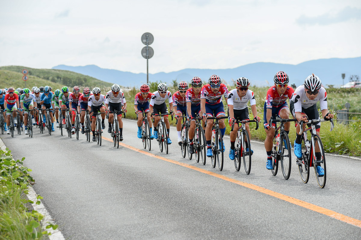 レース序盤からメイン集団をコントロールするのはチームブリヂストンサイクリングと宇都宮ブリッツェン