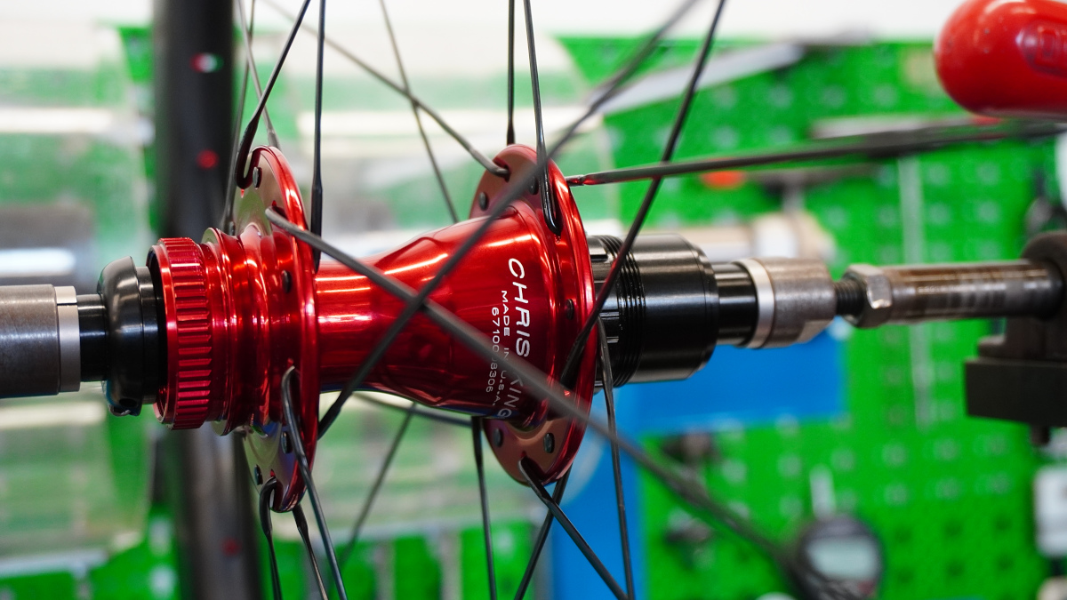 カラー提案のクリスキングハブを使用した3t Discus ホイールの組立を行っていた Cyclowired