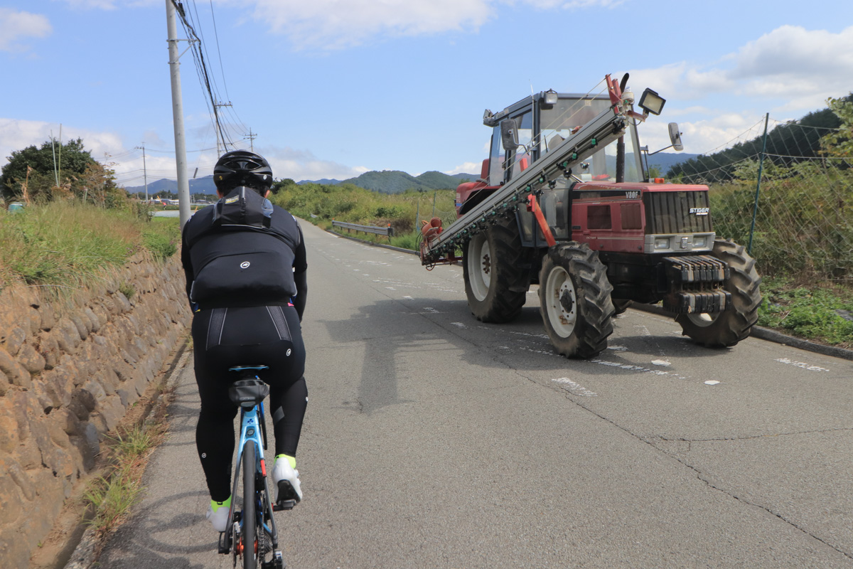 ここではポピュラーな対向車であるトラクター