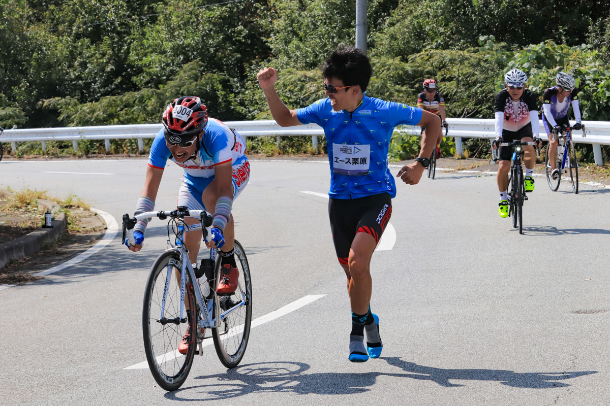 明野の上りで参加者を励まし、プッシュするエース栗原さん