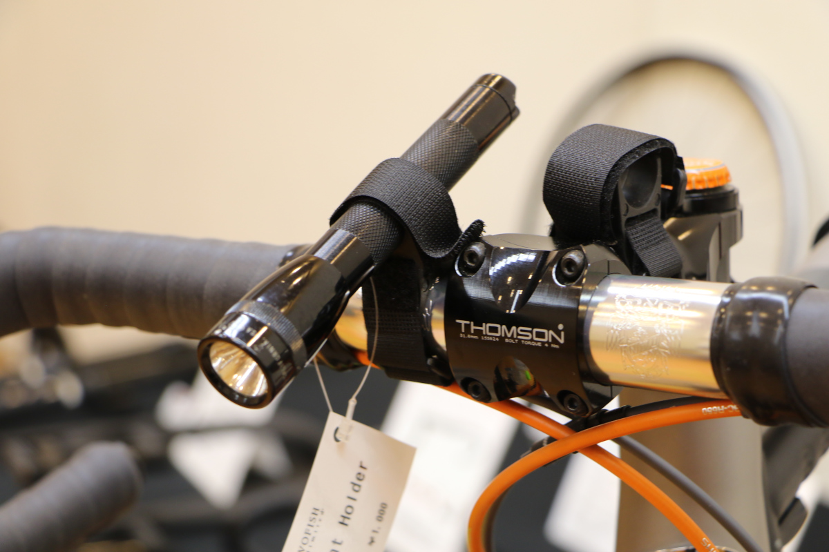 手持ちライトを自転車にマウントできるパーツなど拡張性を高めてくれる