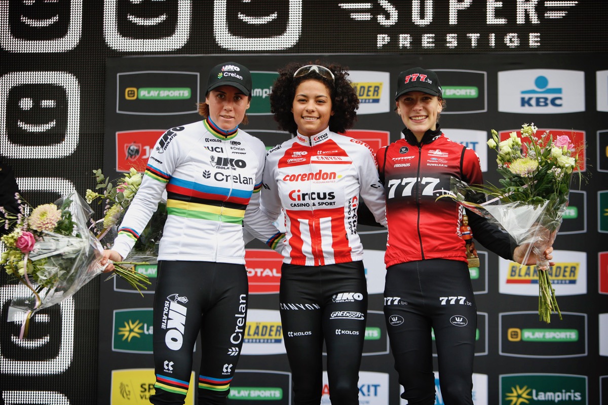 2位サンヌ・カント(ベルギー、IKO・クレラン)、優勝セイリン・デルカルメンアルバラード(オランダ、コレンドン・サーカス)、3位ヤラ・カステリン(オランダ、777)