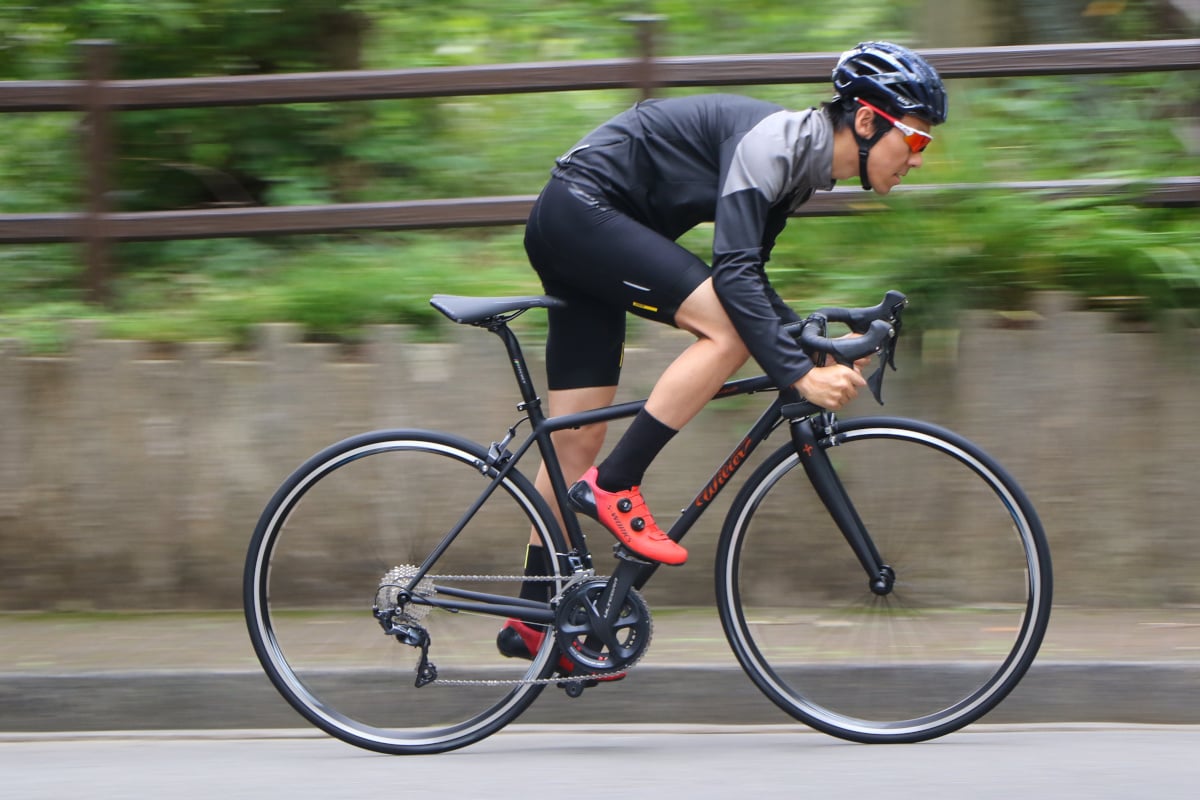 「スチールバイクながらレーシーで軽やかな走りを見せてくれる1台だ」