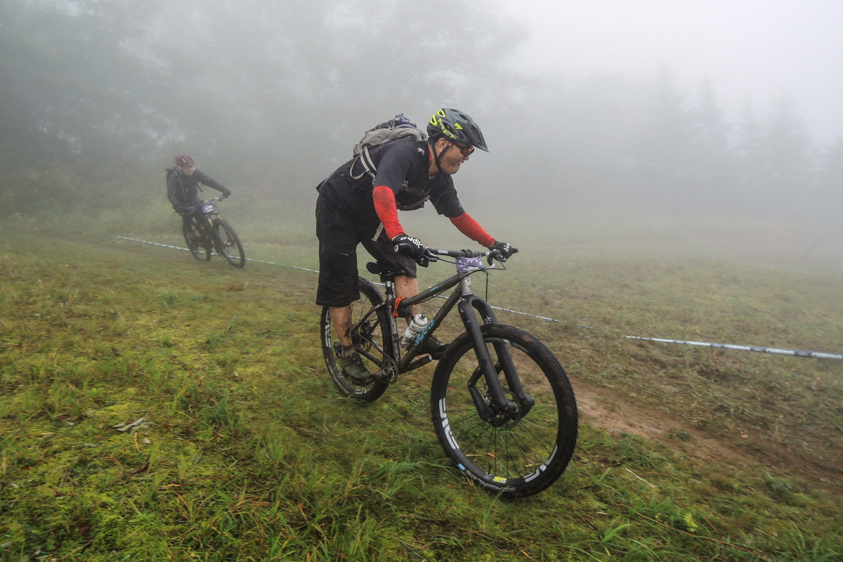 濡れた芝のダウンヒルはMTBの独壇場だった