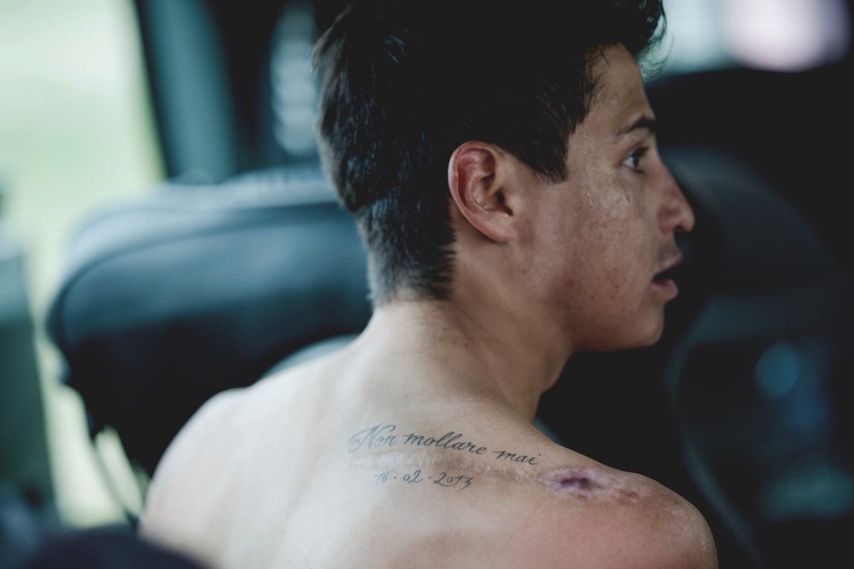 チャベスの肩の古傷（2013の事故で負ったもの）には「non mollare mai（英語でnever give up）」のタトゥーが入る