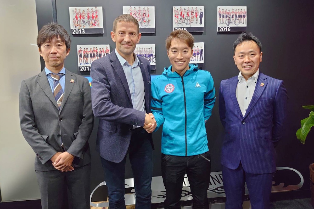 左から柿沼章サイクルスポーツマネージメント代表、デルコ・マルセイユ プロヴァンスGMのフレデリック・ロスタン氏、岡篤志(宇都宮ブリッツェン)、清水裕輔宇都宮ブリッツェン監督