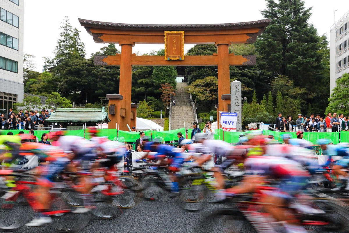 宇都宮二荒山神社の鳥居を通過