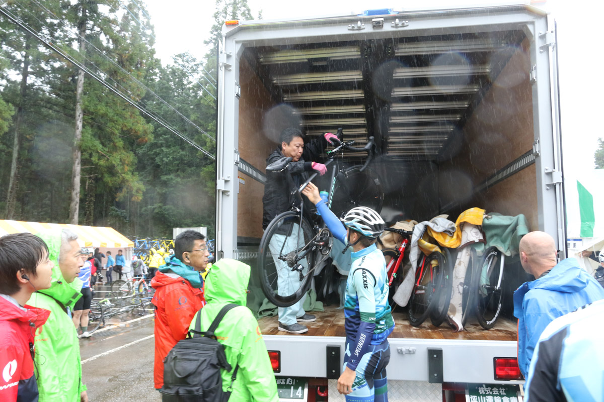 選手たちのバイクを運搬する専用トラックが初運行