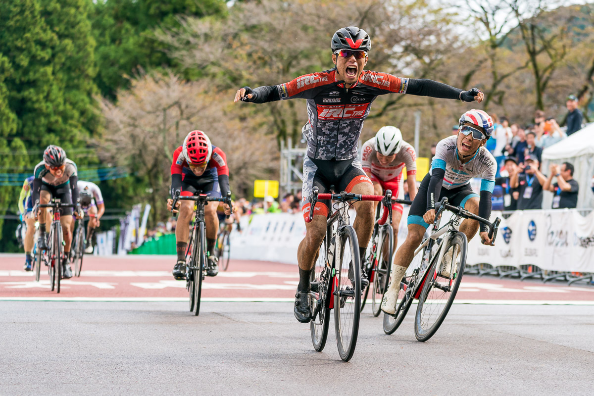 小集団のスプリントを制し、オープン男子を勝利した花田聖誠(チームユーラシアIRC TIRE)