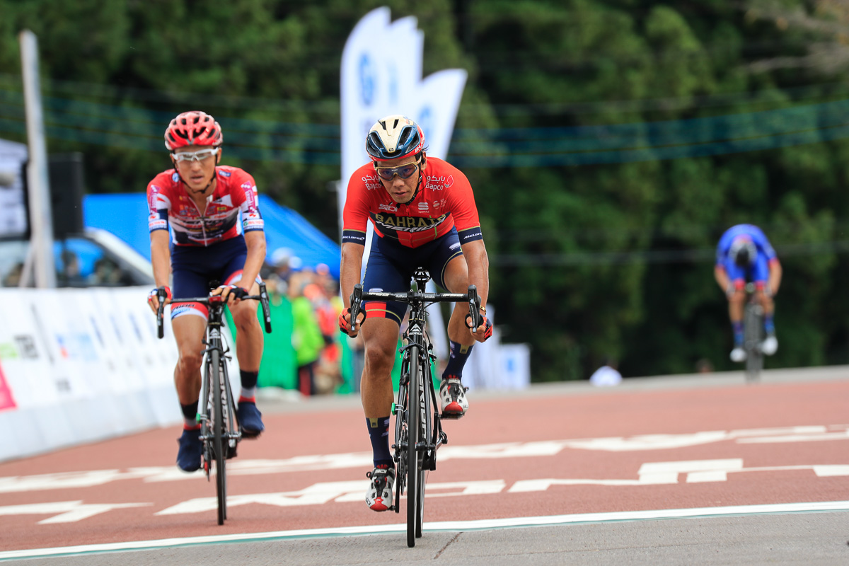 13位新城幸也（バーレーン・メリダ）と14位増田成幸（宇都宮ブリッツェン）