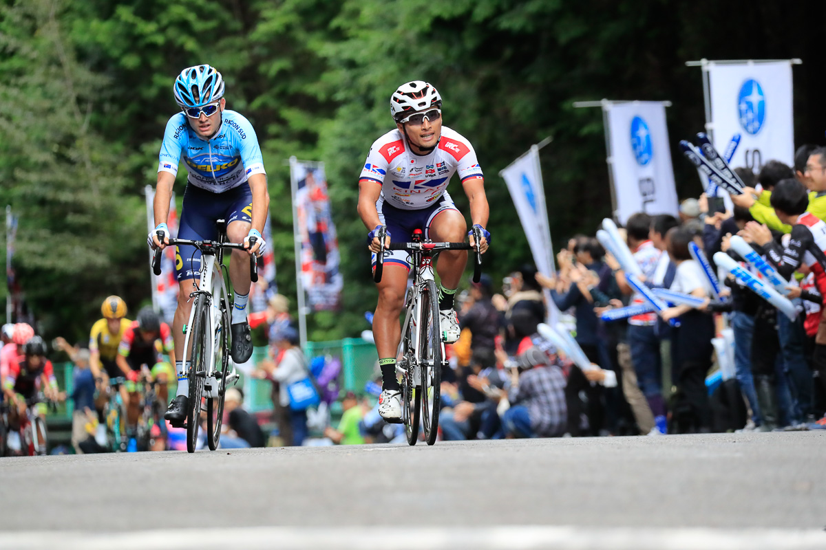 前全日本王者の山本元喜(キナンサイクリングチーム)が先頭で1周目のKOMを通過していく