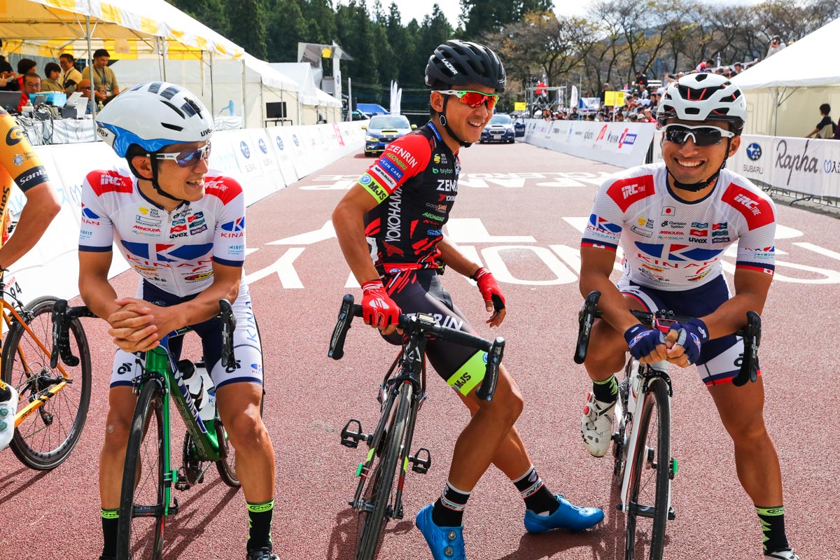 毎年早めにスタートラインにやってくる中島康晴と山本元喜(キナンサイクリング)、内間康平(チーム右京)