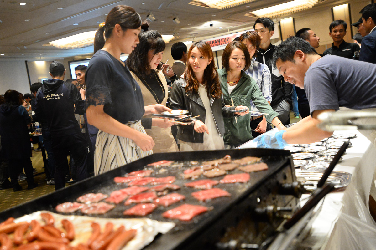 肉に群がる肉食女子？