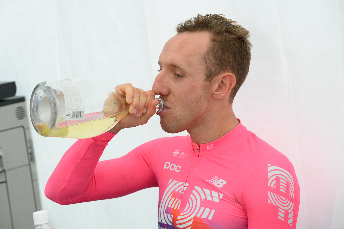 シャンパンファイトの残りを飲みながら記者会見に応じるマイケル・ウッズ(EFエデュケーション・ファースト)