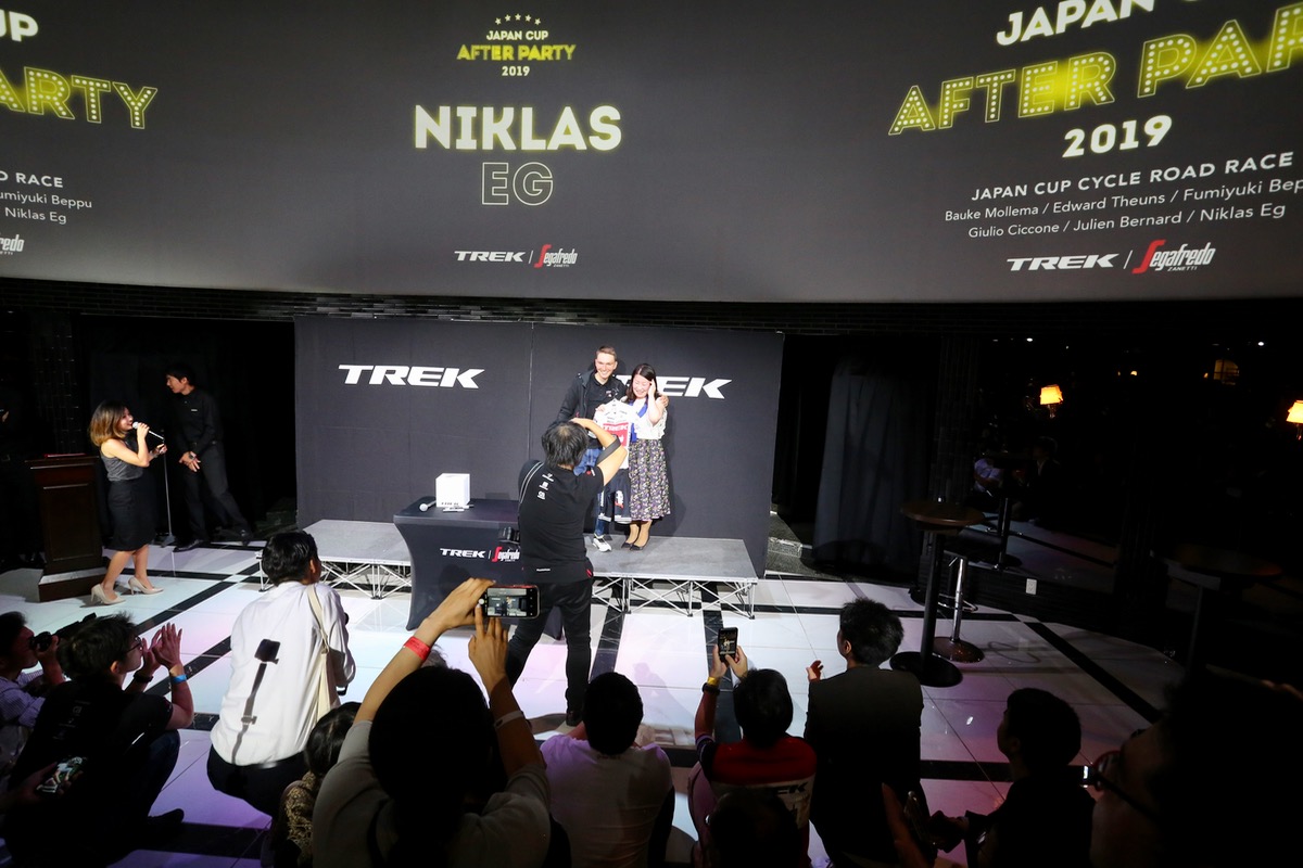 お楽しみの大抽選会!今年はレースで着用したゼッケン付きジャージが目玉