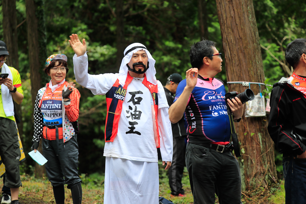 沿道に立つバーレーンの石油王。シンプルで目立ってました