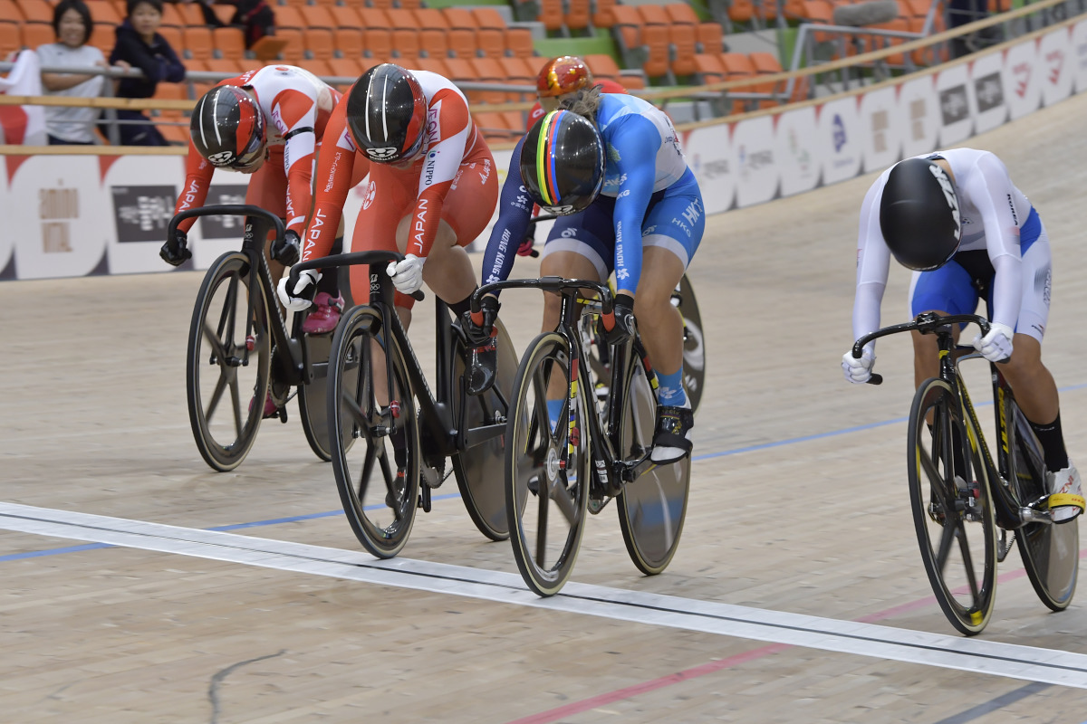 横一線でゴールし、2位で銀メダルを獲得した小林優香（日本）