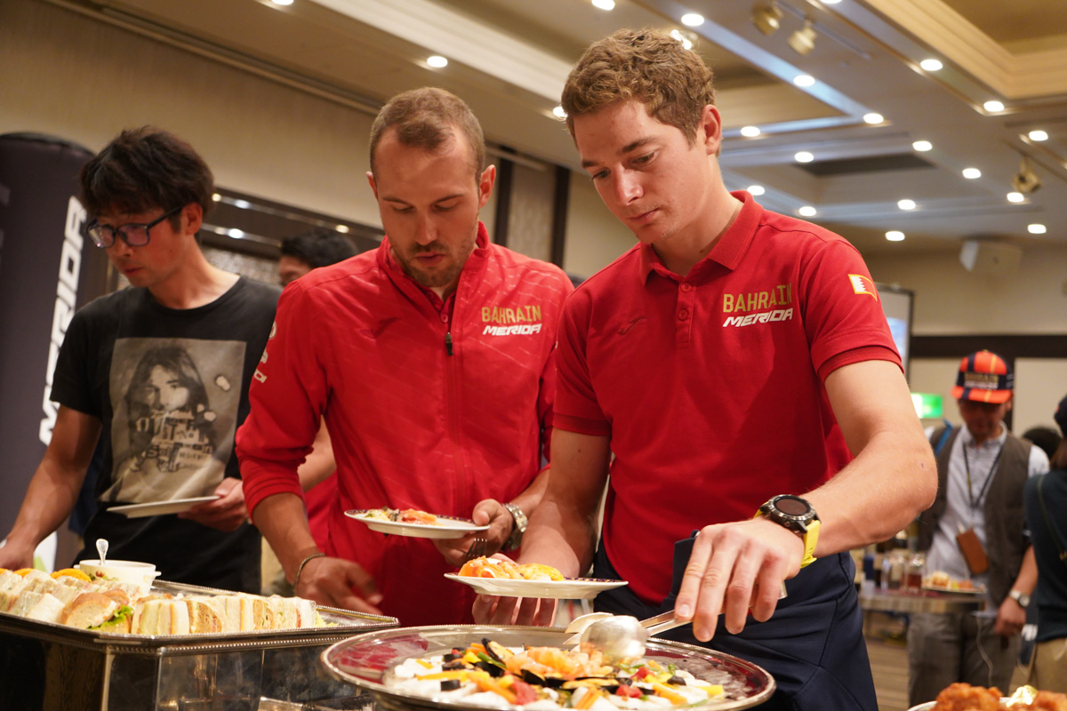 ソンニ・コルブレッリとルカ・ピベルニクはコレはなんだろうと会話しながら料理を選ぶ