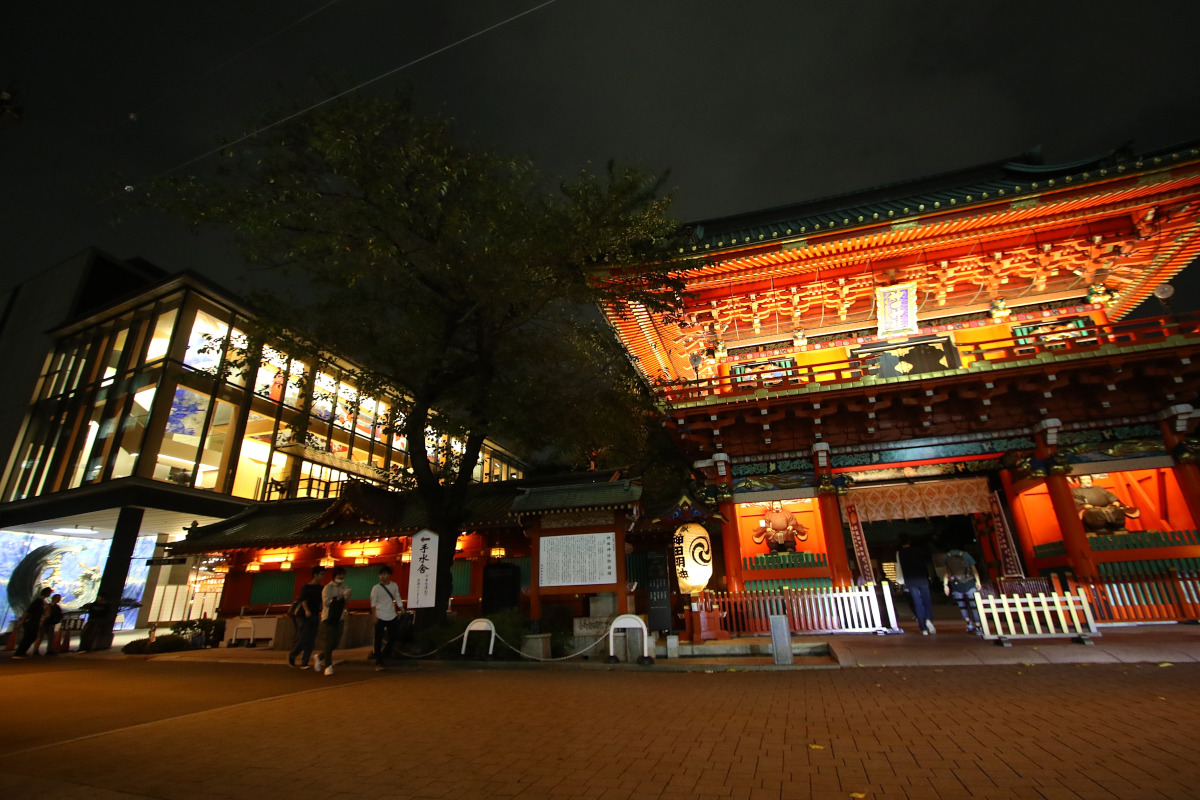 都内でも歴史の古い神社「神田明神」の隣に建てられた神田明神ホールが今回の会場だ