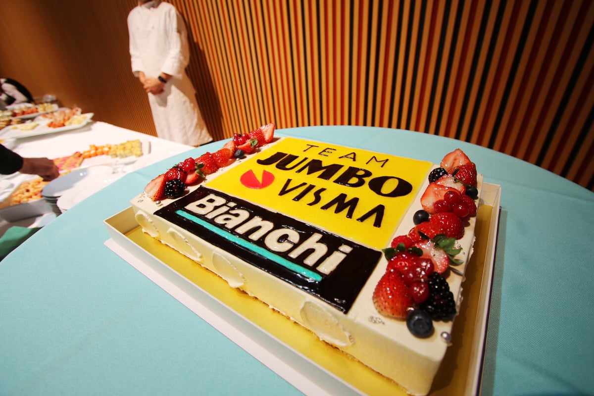 ユンボ・ヴィズマデザインの特製ケーキも振る舞われた