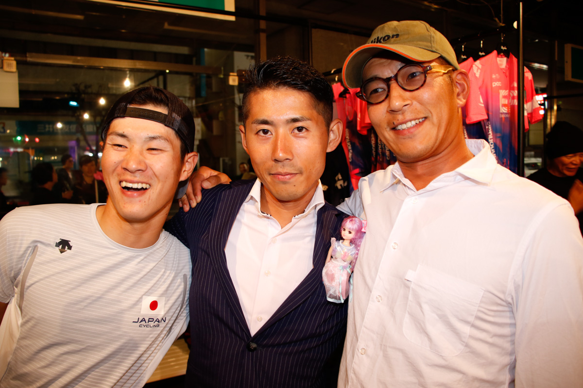 小坂光選手のジャケットのポケットにはリカちゃん人形!
