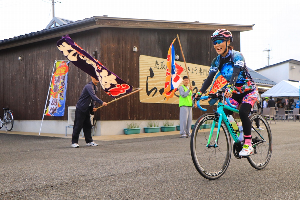 大漁旗に見送られて再出発