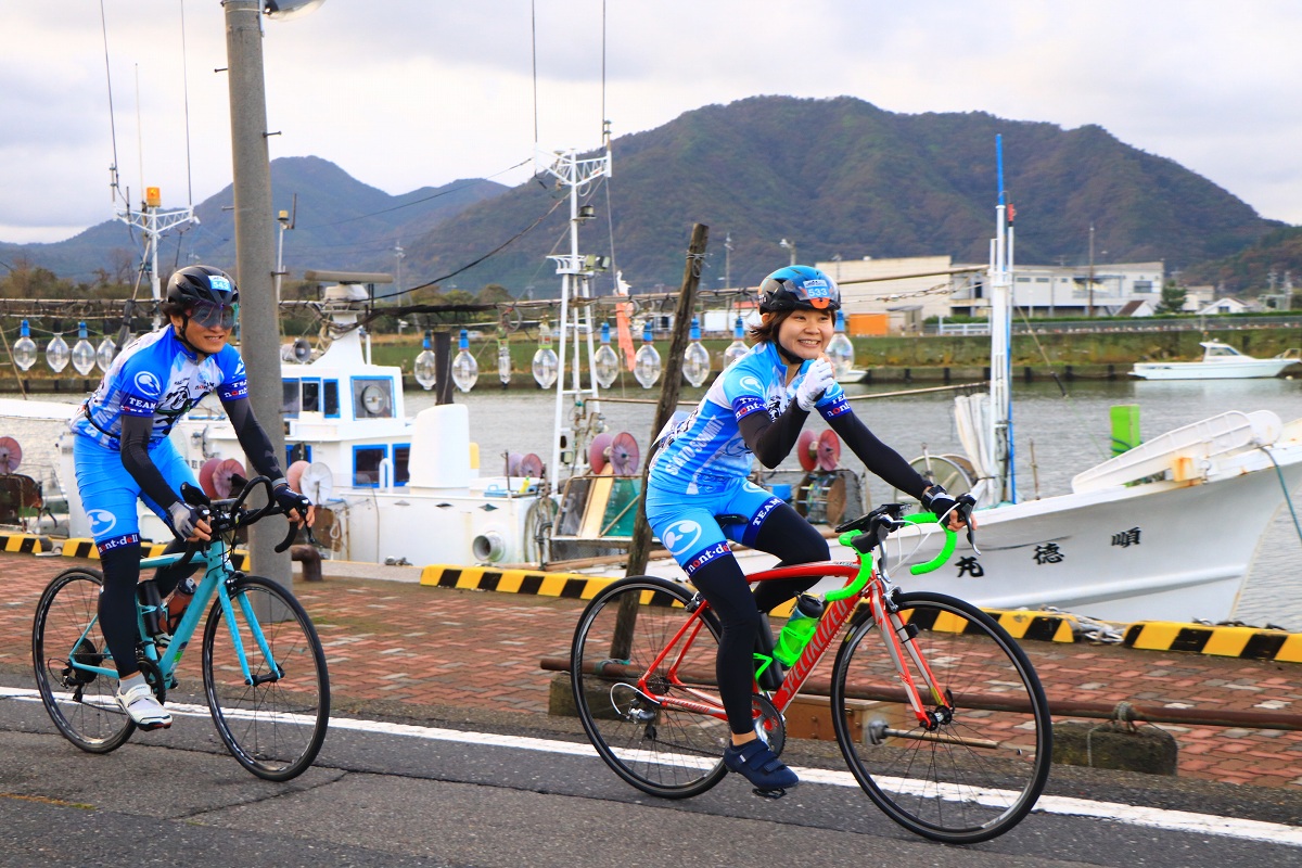 イカ釣り漁船の横を走っていく